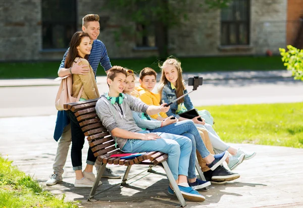 Glückliche Teenager machen Selfie mit dem Smartphone — Stockfoto