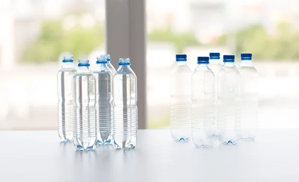 Fermer les bouteilles d'eau potable sur la table — Photo