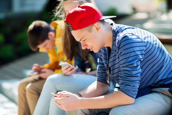 Amici adolescenti felici con smartphone all'aperto — Foto Stock
