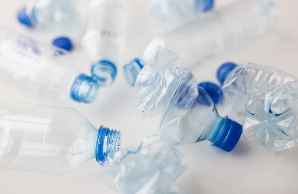 Gros plan des bouteilles vides en plastique usagées sur la table — Photo