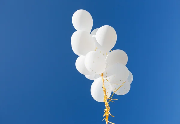 Primer plano de globos de helio blanco en el cielo azul — Foto de Stock