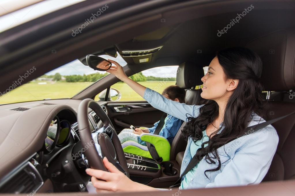 小さな子供が車の運転と幸せな女 ストック写真 C Syda Productions 小さな子供が車の運転と幸せな女 ストック写真 C Syda Productions