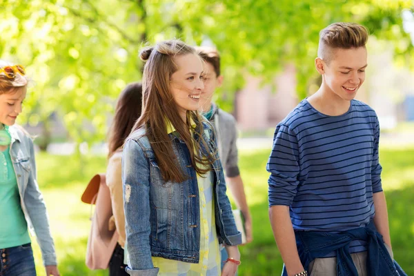 Groep gelukkige tiener studenten buiten wandelen — Stockfoto