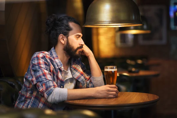 Infeliz hombre solitario bebiendo cerveza en el bar o pub — Foto de Stock