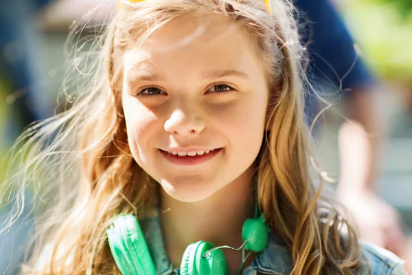 Szczęśliwy nastolatka ze słuchawkami — Zdjęcie stockowe