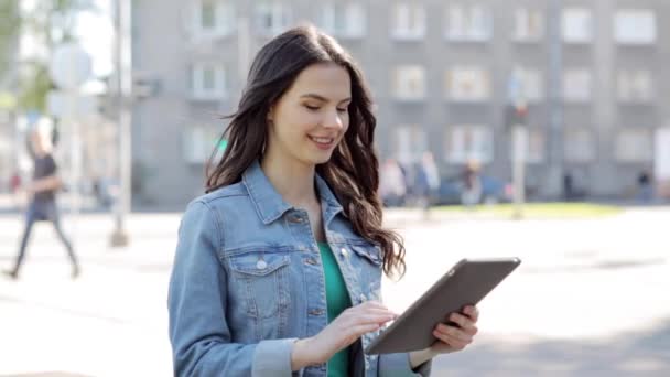 Glückliche junge Frau oder Teenager-Mädchen mit Tablet-PC — Stockvideo