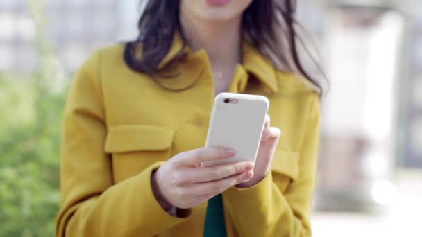 Feliz joven mujer o adolescente con teléfono inteligente — Vídeo de stock