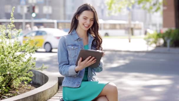 Счастливая молодая женщина или девочка-подросток с планшетным ПК — стоковое видео