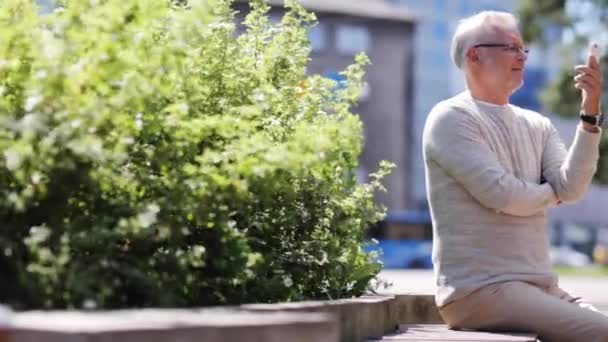 Starszy mężczyzna mając wideo rozmowy na smartfonie w mieście — Wideo stockowe