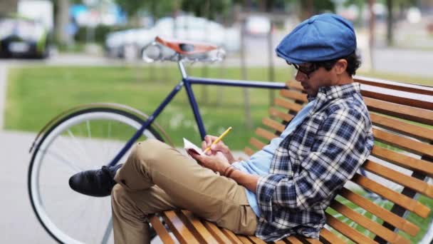 Man drawing to sketchbook with pencil on street 24 — Stock Video