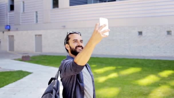 Hombre tomando vídeo o selfie por teléfono inteligente en la ciudad 48 — Vídeo de stock