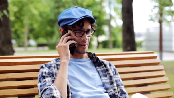 Homme appelant par smartphone assis sur banc de rue 48 — Video