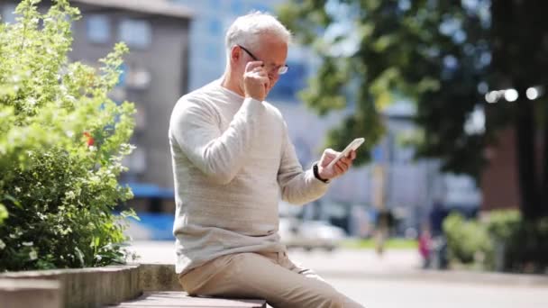 Senior férfi textil üzenetet a smartphone-ban város — Stock videók