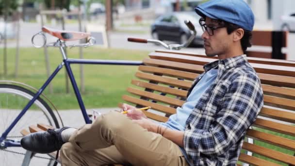 Dessin d'homme au carnet de croquis avec crayon sur la rue 25 — Video