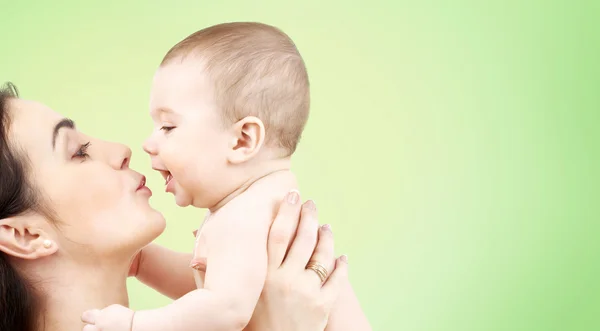 Glad mamma kysser förtjusande baby — Stockfoto