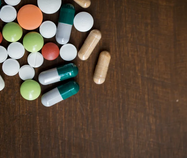 Primer plano de las diferentes drogas en la mesa —  Fotos de Stock