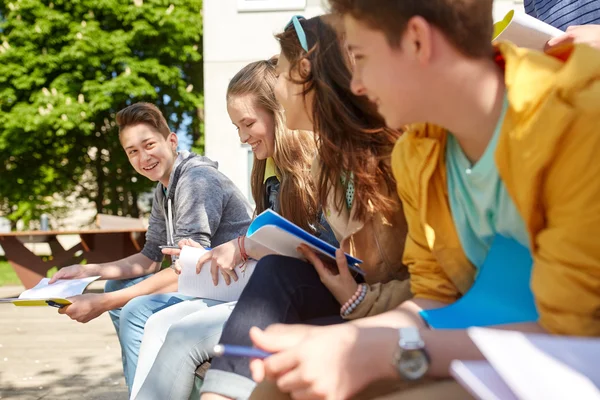 Schüler mit Notizbüchern auf dem Schulhof — Stockfoto