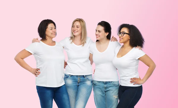 Skupina šťastných různých žen v bílých tričkách — Stock fotografie
