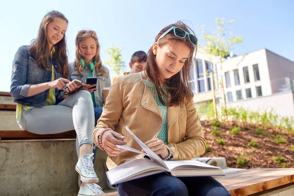 High school student meisje lezen boek buitenshuis — Stockfoto