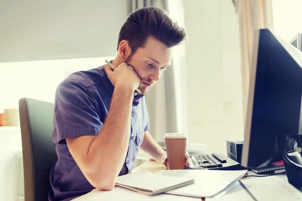 Kreative männliche Büroangestellte mit Kaffee-Denken — Stockfoto