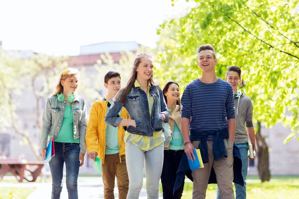 Groep gelukkige tiener studenten buiten wandelen — Stockfoto