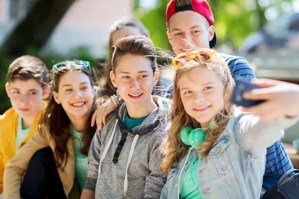 Szczęśliwy nastoletnich uczniów biorąc selfie przez smartfona — Zdjęcie stockowe