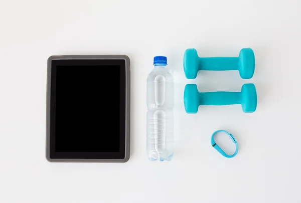 Tablet pc, manubri, fitness tracker e bottiglia — Foto Stock