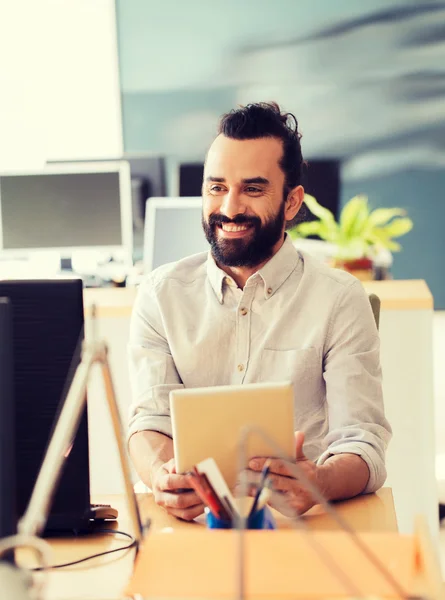 Trabajador de oficina masculino creativo feliz con la tableta PC —  Fotos de Stock