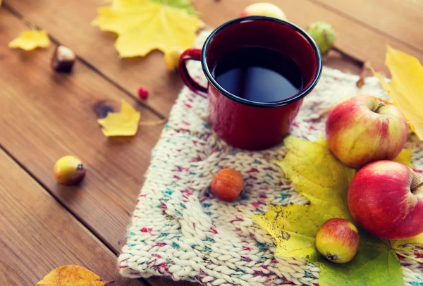 Primer plano de la taza de té en la mesa con hojas de otoño — Foto de Stock