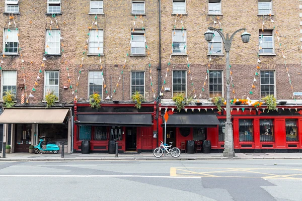 Immeuble avec bar ou pub dans la rue de Dublin — Photo