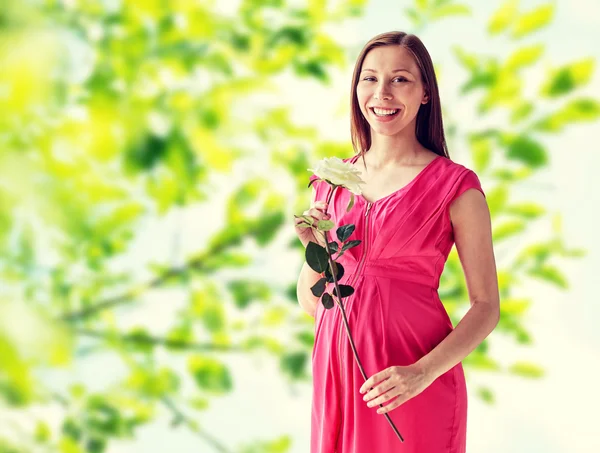 Mujer embarazada feliz con flor de rosa — Foto de Stock