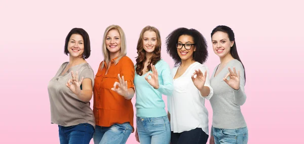 Grupp glada olika storlek kvinnor visar ok — Stockfoto