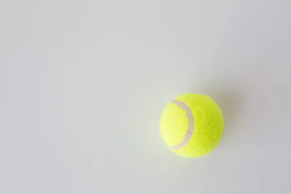 Nahaufnahme von Tennisball vor weißem Hintergrund — Stockfoto