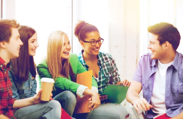 Schüler kommunizieren und lachen in der Schule — Stockfoto