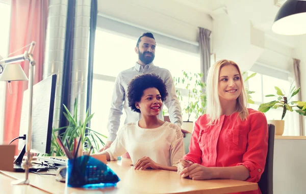 Glückliches Kreativteam im Amt — Stockfoto