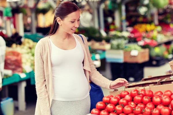 Femme enceinte choisir la nourriture au marché de rue — Photo