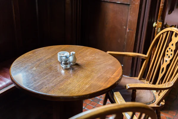 Primer plano de mesa vintage y sillas en pub irlandés —  Fotos de Stock