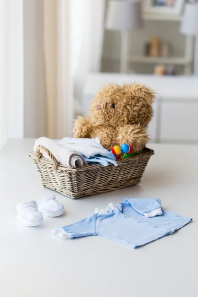 Primer plano de ropa de bebé y juguetes para recién nacidos —  Fotos de Stock