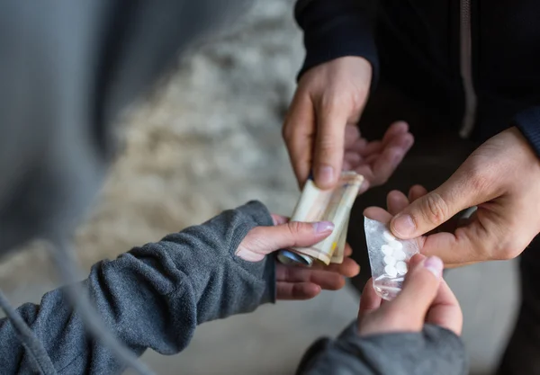 Close-up de dose de compra de viciado de traficante de drogas — Fotografia de Stock