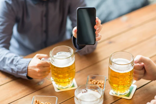 Gros plan d'amis avec smartphone et bière — Photo