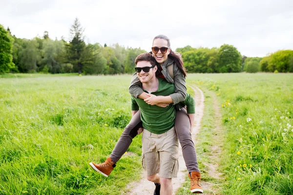 Gelukkige paar met rugzakken plezier buitenshuis — Stockfoto