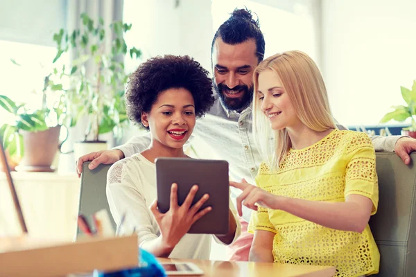 Gelukkig creatieve team met tablet pc in office — Stockfoto