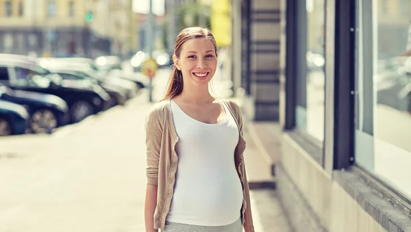 Šťastný se těhotná žena v městské ulici — Stock fotografie