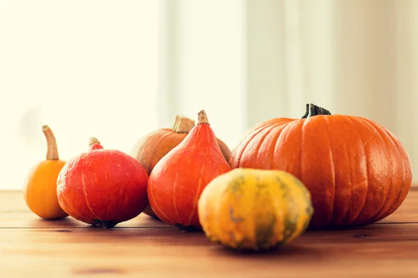 Ahşap masa evde üzerinde pumpkins, yakın çekim — Stok fotoğraf