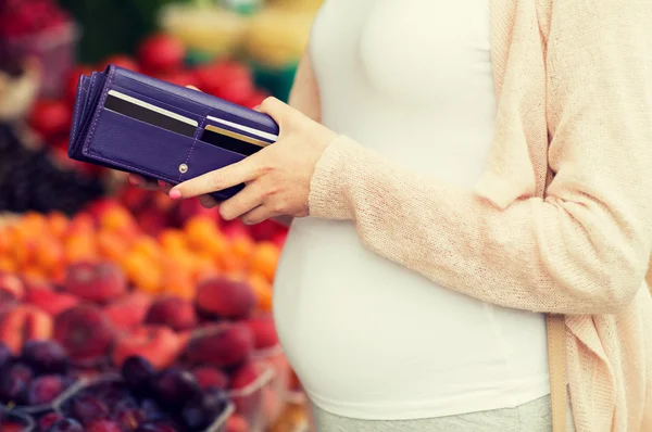 Schwangere mit Geldbörse kauft Lebensmittel auf Markt — Stockfoto