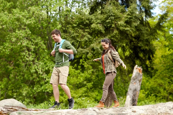 Feliz pareja con mochilas senderismo al aire libre —  Fotos de Stock