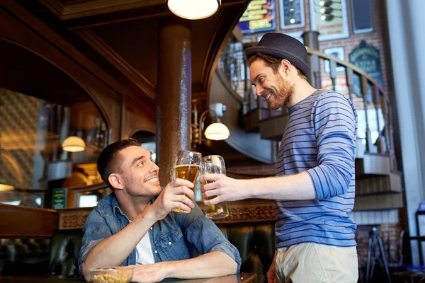 행복 한 남자 친구에서 맥주를 마시는 바 또는 펍 — 스톡 사진