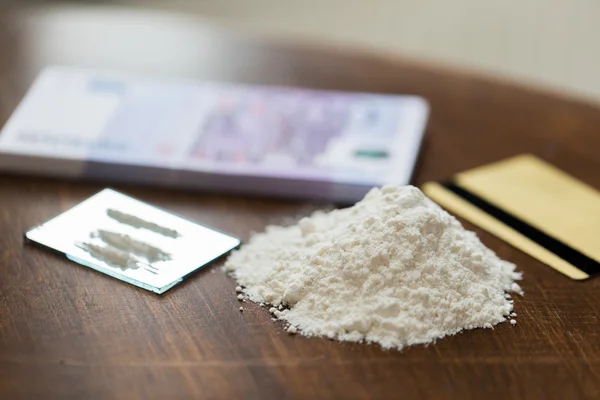 Κοντινό πλάνο της δόσης φαρμάκων του κρακ κοκαΐνης και χρήματα — Φωτογραφία Αρχείου