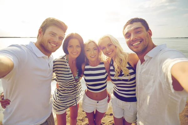 Glückliche Freunde am Strand und Selfie machen — Stockfoto