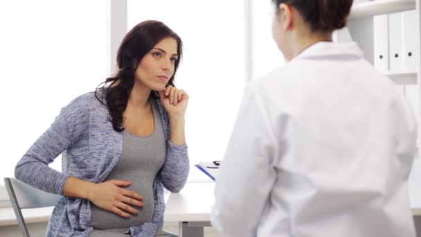 Gynaecoloog en zwangere vrouw in ziekenhuis — Stockvideo